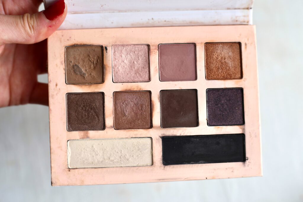 honest beauty eyeshadow palette talc free